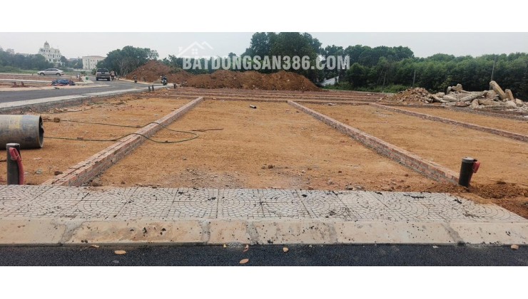 Trục lớn luôn tạo ra giá trị lớn.
Em đang có 3 lô đất diện tích 100m2  , 2 mặt thoáng trước sau. Cách trục Hồ Tây Ba Vì 200m.